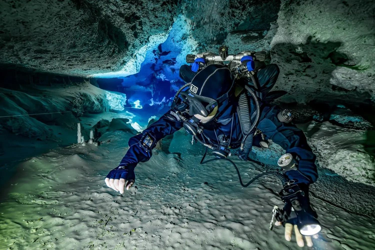 Halcyon diver using Symbios device with app